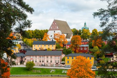 Eski Porvoo, Finlandiya manzarası. Porvoo Katedrali ve renkli ahşap binalarıyla güzel bir sonbahar manzarası..