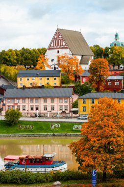 Eski Porvoo, Finlandiya manzarası. Porvoo Katedrali ve renkli ahşap binalarıyla güzel bir sonbahar manzarası..