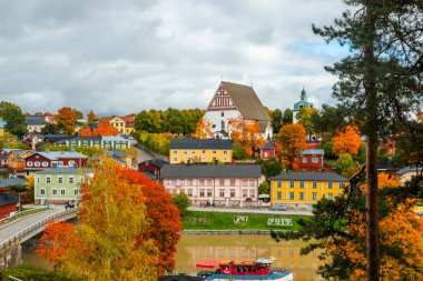 Eski Porvoo, Finlandiya manzarası. Porvoo Katedrali ve renkli ahşap binalarıyla güzel bir sonbahar manzarası..