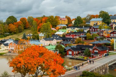 Eski Porvoo, Finlandiya manzarası. Renkli ahşap binaları olan güzel sonbahar manzarası.