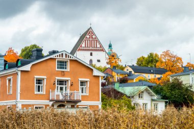 Eski Porvoo, Finlandiya manzarası. Porvoo Katedrali ve renkli ahşap binalarıyla güzel bir sonbahar manzarası..