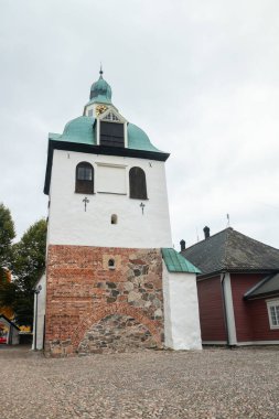 Sonbaharda Porvoo Katedrali 'nin çan kulesi.