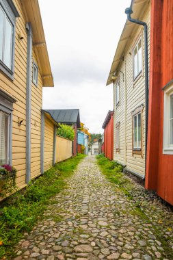 Eski Porvoo, Finlandiya 'nın dar sokakları. Renkli ahşap binaları olan güzel sonbahar manzarası.