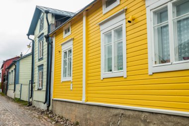 Eski Porvoo, Finlandiya 'nın dar sokakları. Renkli ahşap binaları olan güzel sonbahar manzarası.