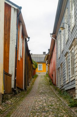 Eski Porvoo, Finlandiya 'nın dar sokakları. Renkli ahşap binaları olan güzel sonbahar manzarası.