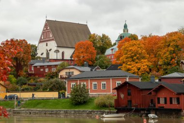 Eski Porvoo, Finlandiya manzarası. Porvoo Katedrali ve renkli ahşap binalarıyla güzel bir sonbahar manzarası..