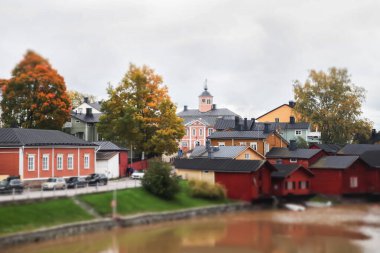 Eski Porvoo Sokağı, Finlandiya. Old Town Hall ile güzel sonbahar manzarası.