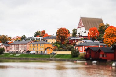 Eski Porvoo, Finlandiya manzarası. Porvoo Katedrali ve renkli ahşap binalarıyla güzel bir sonbahar manzarası..