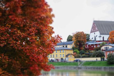 Eski Porvoo, Finlandiya manzarası. Porvoo Katedrali ve renkli ahşap binalarıyla güzel bir sonbahar manzarası..