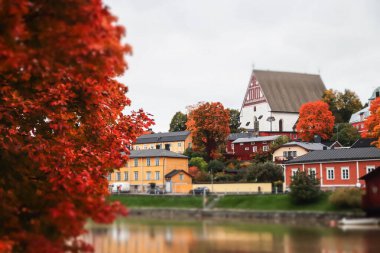 Eski Porvoo, Finlandiya manzarası. Porvoo Katedrali ve renkli ahşap binalarıyla güzel bir sonbahar manzarası..