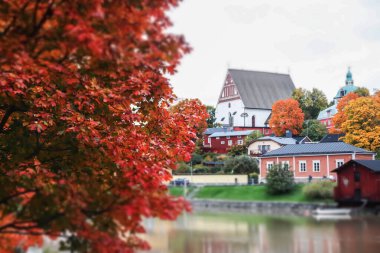 Eski Porvoo, Finlandiya manzarası. Porvoo Katedrali ve renkli ahşap binalarıyla güzel bir sonbahar manzarası..