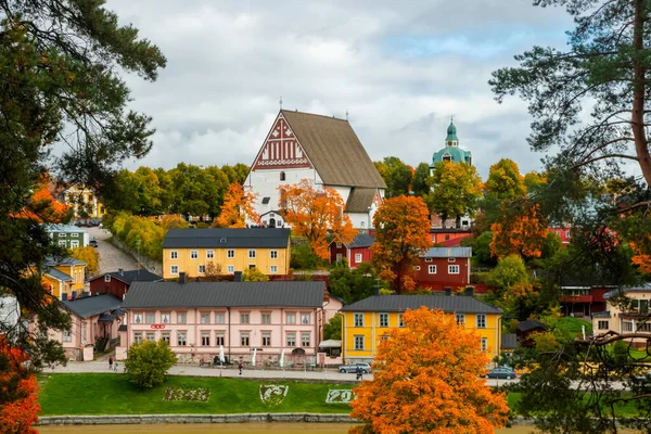 Vista del antiguo Porvoo, Finlandia. Hermoso paisaje de otoño de la ciudad con la catedral de Porvoo y coloridos edificios de madera . — Foto de Stock