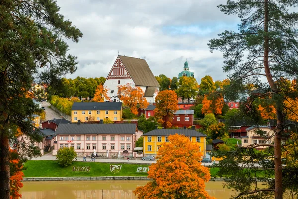 Vista del antiguo Porvoo, Finlandia. Hermoso paisaje de otoño de la ciudad con la catedral de Porvoo y coloridos edificios de madera . — Foto de Stock