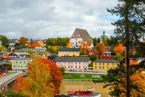 Vista del antiguo Porvoo, Finlandia. Hermoso paisaje de otoño de la ciudad con la catedral de Porvoo y coloridos edificios de madera . — Foto de Stock