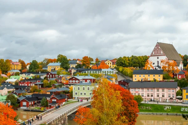 Vista del antiguo Porvoo, Finlandia. Hermoso paisaje de otoño de la ciudad con la catedral de Porvoo y coloridos edificios de madera . — Foto de Stock