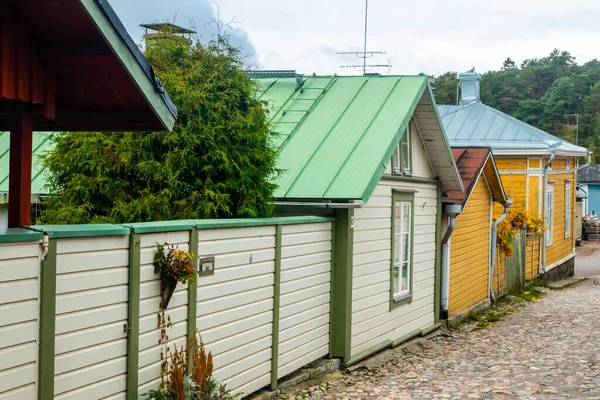 Rua estreita de Old Porvoo, Finlândia. Bela paisagem de outono da cidade com edifícios de madeira coloridos . — Fotografia de Stock