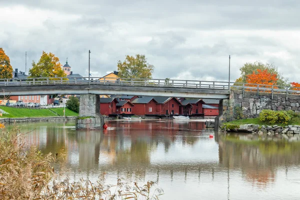Vista del antiguo Porvoo, Finlandia. Hermoso paisaje de otoño de la ciudad con puente y coloridos edificios de madera . — Foto de Stock