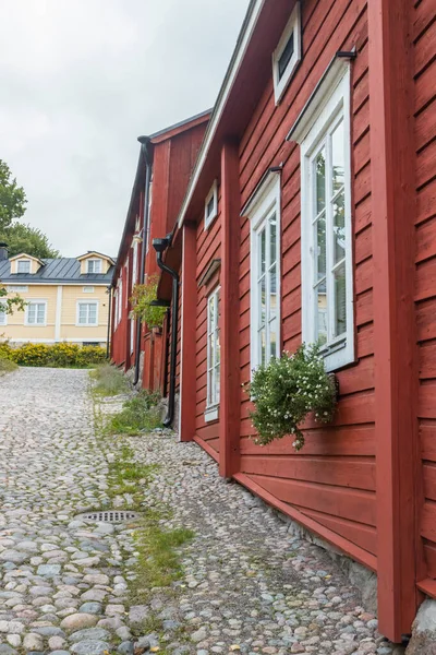 Rua estreita de Old Porvoo, Finlândia. Bela paisagem de outono da cidade com edifícios de madeira coloridos . — Fotografia de Stock