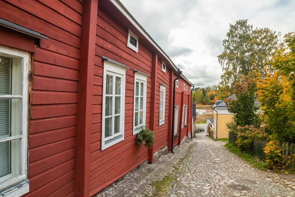 Enge Straße des alten Porvoo, Finnland. schöne Stadt Herbstlandschaft mit bunten Holzgebäuden. — Stockfoto