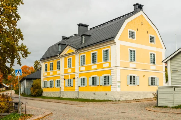 Rue du Vieux Porvoo, Finlande. Paysage d'automne ville avec beau bâtiment . — Photo