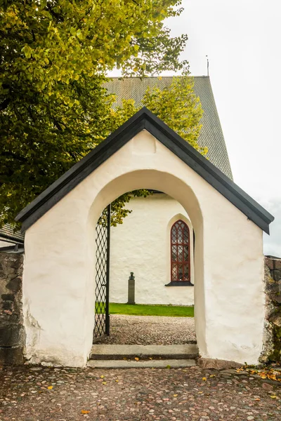 Vista do velho Porvoo, Finlândia. Entrada da Catedral de Porvoo . — Fotografia de Stock