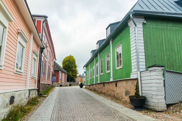 Rua de Old Porvoo, Finlândia. Bela paisagem de outono da cidade com edifícios de madeira coloridos . — Fotografia de Stock
