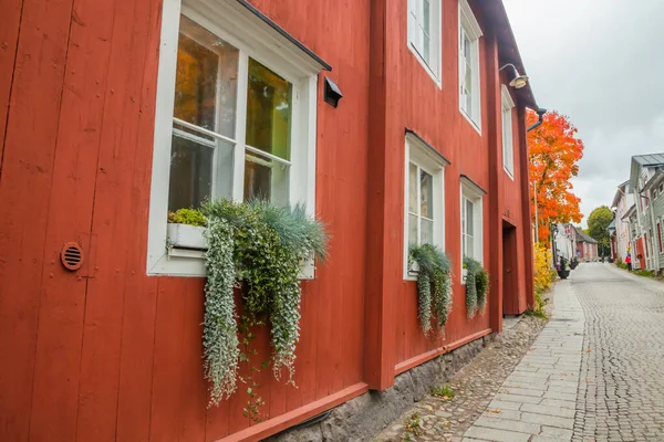 Ulica Old Porvoo, Finlandia. Piękny miejski jesienny krajobraz z kolorowymi drewnianymi budynkami. — Zdjęcie stockowe