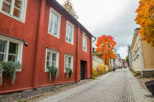Ulica Old Porvoo, Finlandia. Piękny miejski jesienny krajobraz z kolorowymi drewnianymi budynkami. — Zdjęcie stockowe