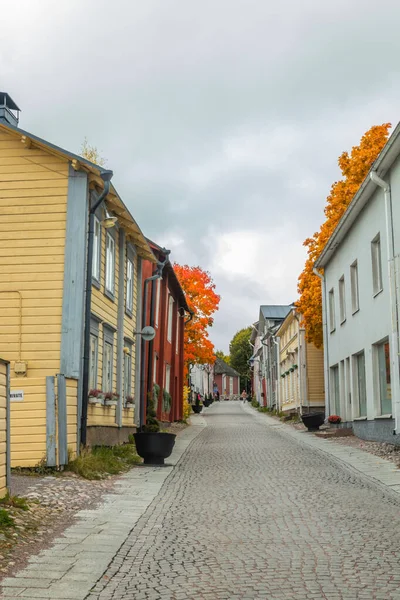 Wąska ulica Starego Porvoo, Finlandia. Piękny miejski jesienny krajobraz z kolorowymi drewnianymi budynkami. — Zdjęcie stockowe