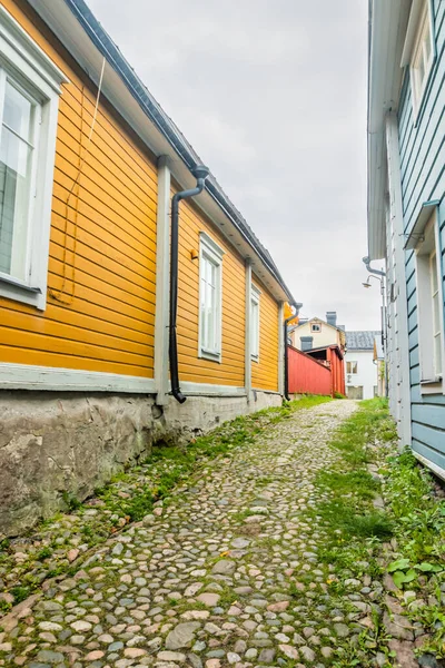 Eski Porvoo, Finlandiya 'nın dar sokakları. Renkli ahşap binaları olan güzel sonbahar manzarası.