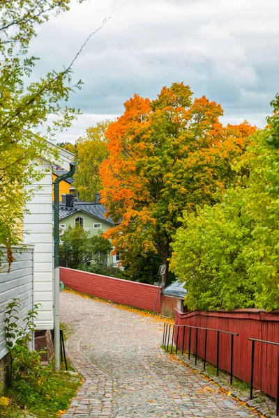 Narrow street of Old Porvoo, Finland. Beautiful city autumn landscape with colorful wooden buildings. — Stock Photo, Image