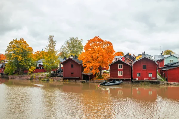 Vista do velho Porvoo, Finlândia. Bela paisagem de outono da cidade com edifícios de madeira coloridos . — Fotografia de Stock