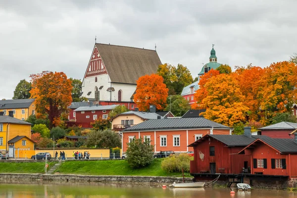 Vista del antiguo Porvoo, Finlandia. Hermoso paisaje de otoño de la ciudad con la catedral de Porvoo y coloridos edificios de madera . — Foto de Stock