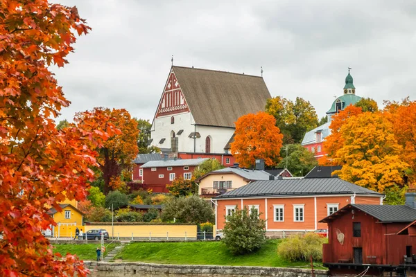 Vista del antiguo Porvoo, Finlandia. Hermoso paisaje de otoño de la ciudad con la catedral de Porvoo y coloridos edificios de madera . — Foto de Stock