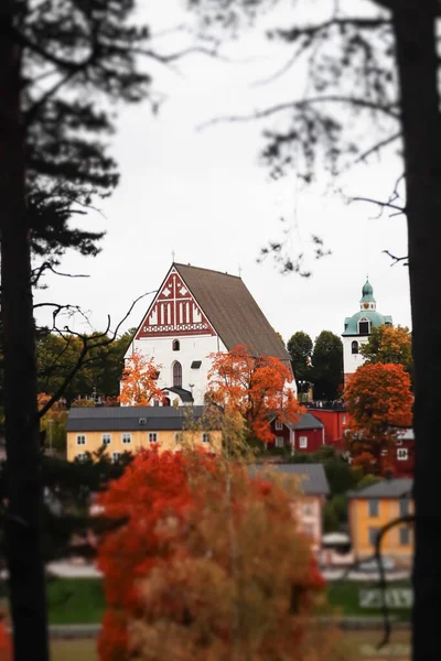 Pohled na staré Porvoo, Finsko. Krásné město podzimní krajina s Porvoo katedrála a barevné dřevěné stavby. — Stock fotografie