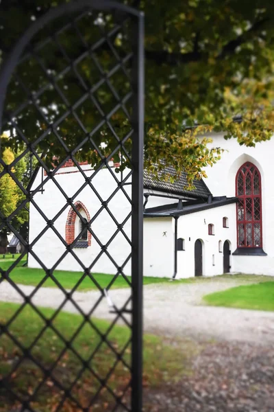 Blick auf das alte Porvoo, Finnland. Eingang der Kathedrale von Porwoo. — Stockfoto