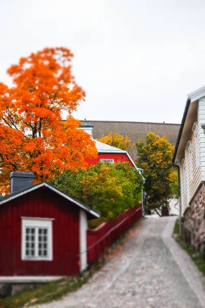 Rue du Vieux Porvoo, Finlande. Beau paysage d'automne de la ville avec la cathédrale de Porvoo et des bâtiments en bois colorés . — Photo