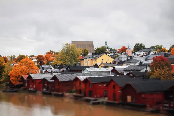Zicht op het oude Porvoo, Finland. Prachtige stad herfst landschap met Porvoo kathedraal en kleurrijke houten gebouwen. — Stockfoto