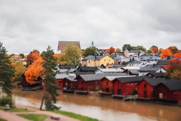 Vista del antiguo Porvoo, Finlandia. Hermoso paisaje de otoño de la ciudad con la catedral de Porvoo y coloridos edificios de madera . — Foto de Stock