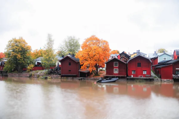 Vista do velho Porvoo, Finlândia. Bela paisagem de outono da cidade com edifícios de madeira coloridos . — Fotografia de Stock