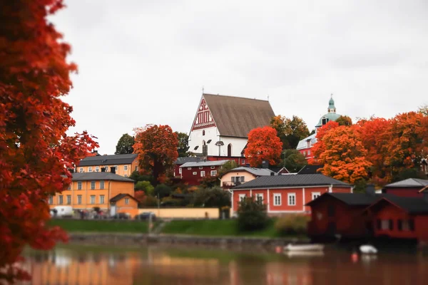 Vista del antiguo Porvoo, Finlandia. Hermoso paisaje de otoño de la ciudad con la catedral de Porvoo y coloridos edificios de madera . — Foto de Stock