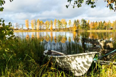 Kymijoki nehir suları ve eski kayıkla güzel bir sonbahar sabahı manzarası. Finlandiya, Kymenlaakso, Kouvola