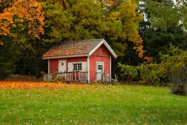 Loviisa, Finlandiya - 7 Ekim 2019: Malmgard Malikânesi 'nde küçük ahşap ev.