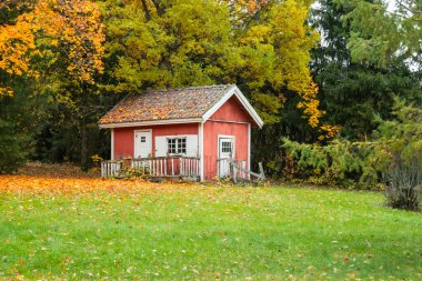 Loviisa, Finlandiya - 7 Ekim 2019: Malmgard Malikânesi 'nde küçük ahşap ev.