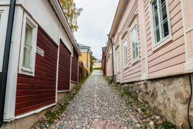 Porvoo, Finlandiya - 7 Ekim 2019: Eski Porvoo Sokağı, Finlandiya. Renkli binaları olan güzel sonbahar manzarası.
