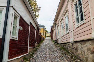 Porvoo, Finlandiya - 7 Ekim 2019: Eski Porvoo Sokağı, Finlandiya. Renkli binaları olan güzel sonbahar manzarası.