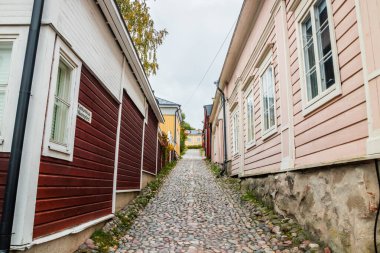 Porvoo, Finlandiya - 7 Ekim 2019: Eski Porvoo Sokağı, Finlandiya. Renkli binaları olan güzel sonbahar manzarası.