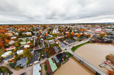 Finlandiya 'nın eski Porvoo kasabasının hava sonbahar panoramik manzarası. Porvoonjoki nehri, eski renkli ahşap binalar ve Porvoo Katedrali ile güzel şehir manzarası.