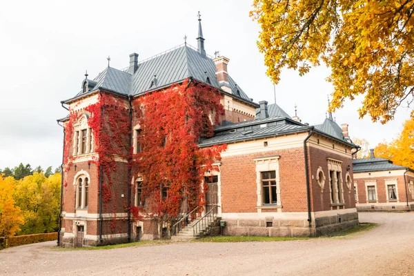 Loviisa, Finlandia - 7 de octubre de 2019: La puerta de la casa solariega Malmgard . — Foto de Stock