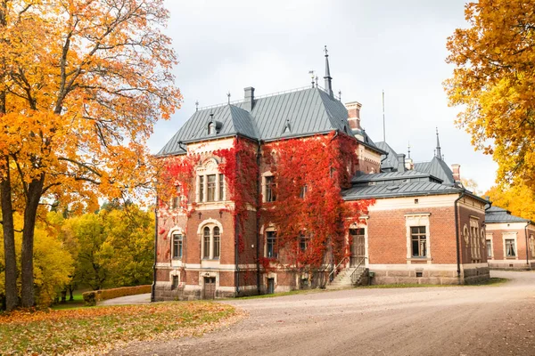 Loviisa, Finlandia - 7 de octubre de 2019: La puerta de la casa solariega Malmgard . — Foto de Stock